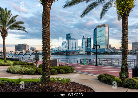 Downtown Jacksonville, Florida all'alba dalla Southbank Riverwalk sul fiume del St Johns. (USA) Foto Stock