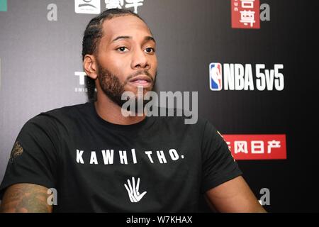 NBA star Kawhi Leonard di San Antonio Spurs riceve un'intervista a un evento di basket detenute da Jordan Brand durante il suo tour in Cina a Pechino, Cina Foto Stock