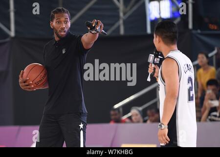 NBA star Kawhi Leonard di San Antonio Spurs assiste l'NBA 5v5 torneo di basket a Pechino in Cina, 20 agosto 2017. Foto Stock