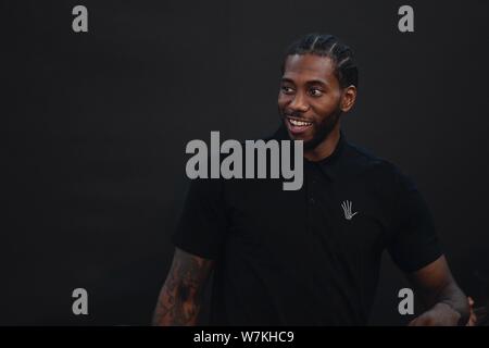 NBA star Kawhi Leonard di San Antonio Spurs assiste l'NBA 5v5 torneo di basket a Pechino in Cina, 20 agosto 2017. Foto Stock