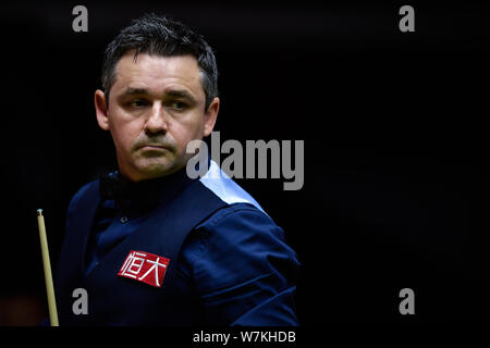 Alan McManus della Scozia ritiene che un colpo di Ding Junhui della Cina nella loro seconda partita durante il 2017 la Cina Championship Snooker nel torneo di Foto Stock