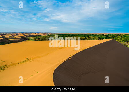 --FILE--Vista del Badain Jaran deserto nel nord della Cina di Mongolia Interna Regione Autonoma, Cina, 24 luglio 2017. Il Badain Jaran deserto è un deserto Foto Stock