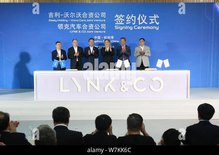 Presidente un Conghui, la terza a sinistra, Presidente Li Shufu, la terza a destra, della Geely Holding Group e Hakan Samuelsson, seconda a destra, di Volvo Cars Corporatio Foto Stock