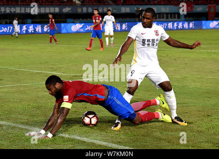 Il calcio danese player Edigeison Gomes, sinistra, di Henan Jianye calci la palla per effettuare un sorpasso ai danni di calcio nigeriana giocatore Odion Ighalo di Changchun Foto Stock