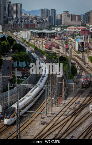 Il Delfino Blu, anteriore e il Golden Phoenix convogli di 'Fuxing' treno veloce viene eseguito su Pechino l¨CGuangzhou, ferroviaria o Jingguang Foto Stock