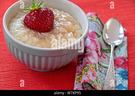 Budino di riso con maturi fragola rossa Foto Stock