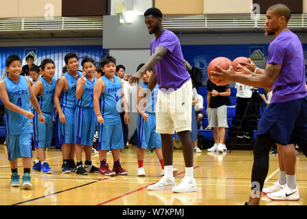 American giocatori di basket Bobby porti, a sinistra e a Gary Payton II visita Lam Tai Fai Collegio durante il 2017 Yao Foundation carità Tour di Hong Kong, Foto Stock