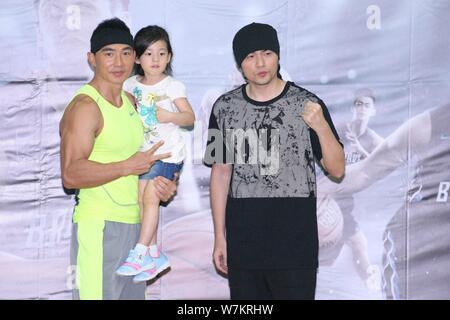 Cantante Taiwanese Jay Chou, destra, assiste un pubblico attività di basket a Taipei, Taiwan, 2 agosto 2017. Foto Stock