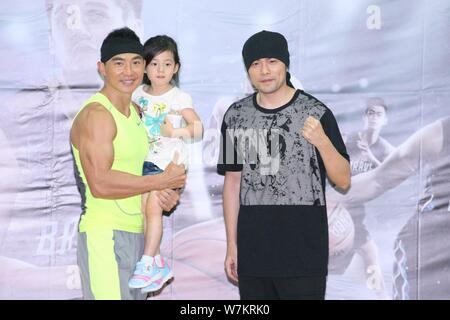 Cantante Taiwanese Jay Chou, destra, assiste un pubblico attività di basket a Taipei, Taiwan, 2 agosto 2017. Foto Stock