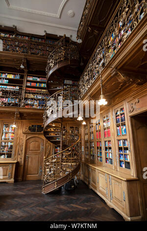 La legge comunale biblioteca con la sua scalinata a spirale presso il nuovo Municipio nella Marienplatz di München, Germania. Foto Stock