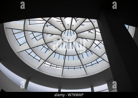 Il soffitto a cupola nel Danner Rotunda del museo d'arte Pinakothek der moderne nel quartiere Maxvorstadt di Monaco, Germania. Foto Stock