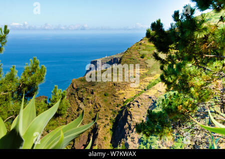 Aprire la vista attraverso l'unico paesaggi di montagna in terrazze a Madeira, Portogallo, Europa Foto Stock