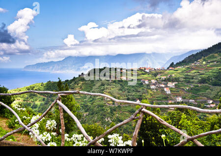 Aprire la vista attraverso l'unico paesaggi di montagna in terrazze a Madeira, Portogallo, Europa Foto Stock