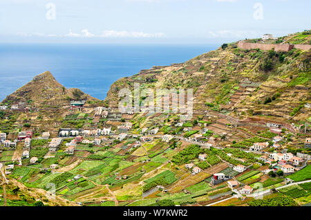 Aprire la vista attraverso l'unico paesaggi di montagna in terrazze a Madeira, Portogallo, Europa Foto Stock