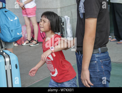 Sulla sinistra di un bambino dietro le lacrime dopo la separazione con suo padre a Quanzhou Stazione Ferroviaria di Quanzhou city, a sud-est della Cina di provincia del Fujian, 25 agosto Foto Stock