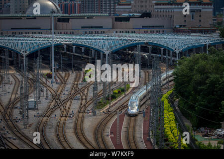 Il Delfino Blu, anteriore e il Golden Phoenix convogli di 'Fuxing' treno veloce viene eseguito su Pechino l¨CGuangzhou, ferroviaria o Jingguang Foto Stock