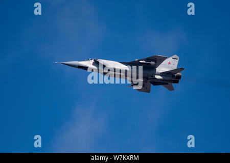 Novosibirsk, Russia - Aprile 1, 2019: Mikoyan-Gurevich MiG-31BM Foxhound-92337 RF nel cielo dopo il decollo dall'aeroporto internazionale Tolmachevo. Foto Stock