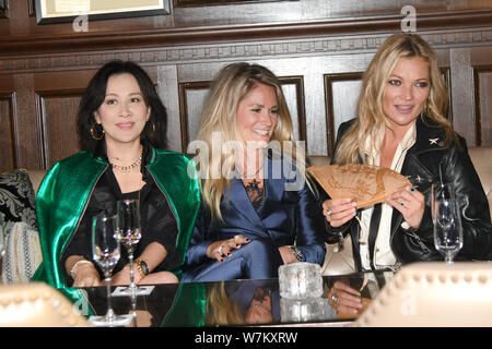 (Da sinistra) Hong Kong attrice Carina Lau, designer olandese Nikkie Plessen e modello inglese Kate Moss partecipare ad un evento promozionale per 'NIKKIE' in Shangh Foto Stock