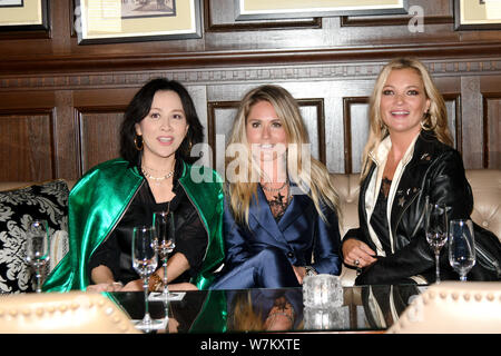 (Da sinistra) Hong Kong attrice Carina Lau, designer olandese Nikkie Plessen e modello inglese Kate Moss partecipare ad un evento promozionale per 'NIKKIE' in Shangh Foto Stock