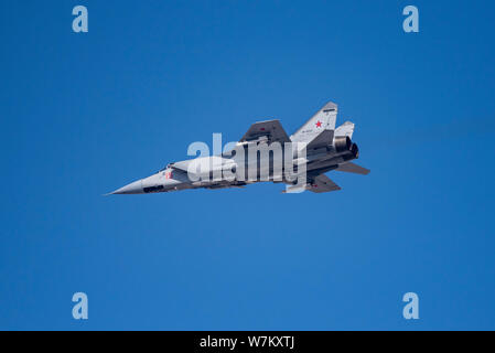 Novosibirsk, Russia - Aprile 1, 2019: Mikoyan-Gurevich MiG-31BM Foxhound-92337 RF nel cielo dopo il decollo dall'aeroporto internazionale Tolmachevo. Foto Stock
