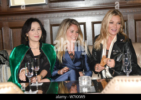 (Da sinistra) Hong Kong attrice Carina Lau, designer olandese Nikkie Plessen e modello inglese Kate Moss partecipare ad un evento promozionale per 'NIKKIE' in Shangh Foto Stock