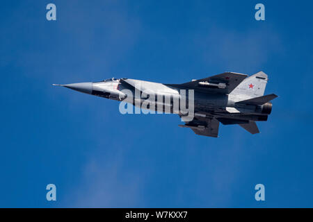 Novosibirsk, Russia - Aprile 1, 2019: Mikoyan-Gurevich MiG-31BM Foxhound-92337 RF nel cielo dopo il decollo dall'aeroporto internazionale Tolmachevo. Foto Stock