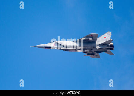 Novosibirsk, Russia - Aprile 1, 2019: Mikoyan-Gurevich MiG-31BM Foxhound-92337 RF nel cielo dopo il decollo dall'aeroporto internazionale Tolmachevo. Foto Stock