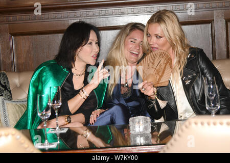 (Da sinistra) Hong Kong attrice Carina Lau, designer olandese Nikkie Plessen e modello inglese Kate Moss partecipare ad un evento promozionale per 'NIKKIE' in Shangh Foto Stock