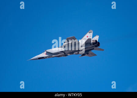 Novosibirsk, Russia - Aprile 1, 2019: Mikoyan-Gurevich MiG-31BM Foxhound-92337 RF nel cielo dopo il decollo dall'aeroporto internazionale Tolmachevo. Foto Stock