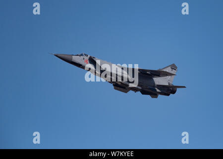 Novosibirsk, Russia - Aprile 1, 2019: Mikoyan-Gurevich MiG-31BM Foxhound-95186 RF nel cielo dopo il decollo dall'aeroporto internazionale Tolmachevo. Foto Stock
