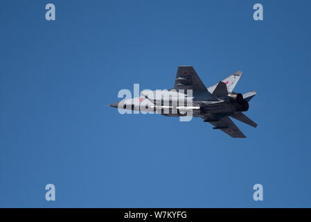 Novosibirsk, Russia - Aprile 1, 2019: Mikoyan-Gurevich MiG-31BM Foxhound-95186 RF nel cielo dopo il decollo dall'aeroporto internazionale Tolmachevo. Foto Stock