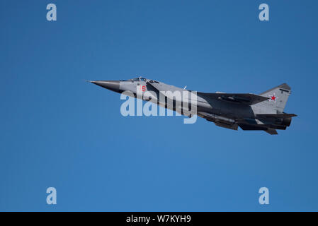 Novosibirsk, Russia - Aprile 1, 2019: Mikoyan-Gurevich MiG-31BM Foxhound-95186 RF nel cielo dopo il decollo dall'aeroporto internazionale Tolmachevo. Foto Stock