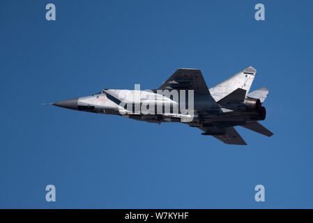 Novosibirsk, Russia - Aprile 1, 2019: Mikoyan-Gurevich MiG-31BM Foxhound-95186 RF nel cielo dopo il decollo dall'aeroporto internazionale Tolmachevo. Foto Stock