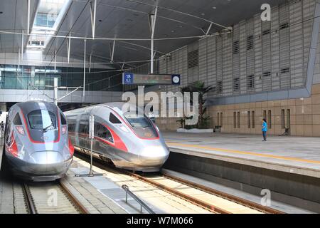 "Fuxing' ad alta velocità i treni proiettile sul Beijing-Tianjin ferroviaria intercity sono ritratte dopo essere arrivati presso la Tianjin Stazione Ferroviaria di Tianjin, mento Foto Stock