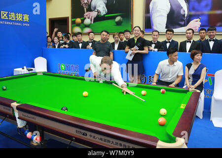 Ritirato Scottish snooker player Stephen Hendry gioca un colpo alla cerimonia di rottura della regione della Cina il qualificatore per 2017 Shijiazhuang 8 Cinese-Bal Foto Stock