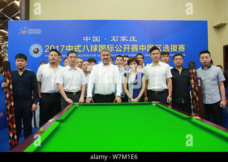 Ritirato Scottish snooker player Stephen Hendry, centro assiste alla cerimonia di rottura della regione della Cina il qualificatore per 2017 Shijiazhuang 8 Cinese-Ba Foto Stock