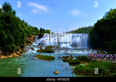 --FILE--folla di turisti a visitare la cascata Huangguoshu punto panoramico nella città di Anshun, a sud-ovest della Cina di Guizhou, 25 luglio 2017. Foto Stock