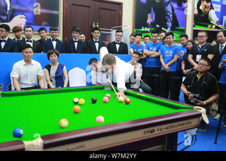 Ritirato Scottish snooker player Stephen Hendry gioca un colpo alla cerimonia di rottura della regione della Cina il qualificatore per 2017 Shijiazhuang 8 Cinese-Bal Foto Stock