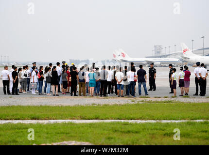 I passeggeri sono raffigurate dopo essere stato salvato da poliziotti cinesi durante un anti-hijack praticare in un aeroporto in Changchun city, a nord-est della Cina di Foto Stock