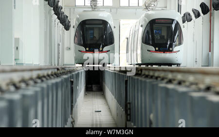 "L'Ottica Quantistica Valle' tram sono in fase di test presso una stazione nella città di Wuhan, Cina centrale della provincia di Hubei, 3 agosto 2017. La 'Valle ottica qua Foto Stock