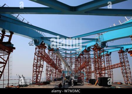 Lavoratori cinesi il lavoro presso il cantiere per la costruzione della più lunga del mondo sospeso con cavi di ponte, l'Hutong Railway il Ponte sul Fiume Yangtze, sullo Yangtze Riv Foto Stock