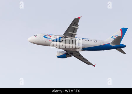 Novosibirsk, Russia - Aprile 3, 2019: Airbus A319-112 VP-aeroportuale BJV Ural Airlines nel cielo dopo il decollo dall'aeroporto internazionale Tolmachevo. Foto Stock