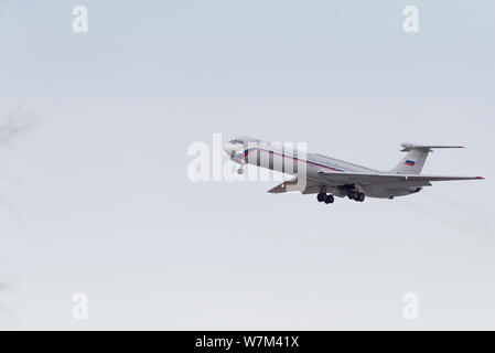 Novosibirsk, Russia - Aprile 3, 2019: Ilyushin IL-62M RA-86559 Rossiya - Volo speciale nel cielo dopo il decollo dall'aeroporto internazionale Tolmac Foto Stock