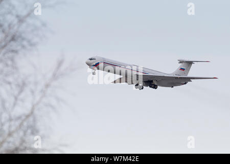 Novosibirsk, Russia - Aprile 3, 2019: Ilyushin IL-62M RA-86559 Rossiya - Volo speciale nel cielo dopo il decollo dall'aeroporto internazionale Tolmac Foto Stock