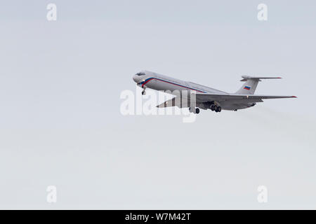 Novosibirsk, Russia - Aprile 3, 2019: Ilyushin IL-62M RA-86559 Rossiya - Volo speciale nel cielo dopo il decollo dall'aeroporto internazionale Tolmac Foto Stock