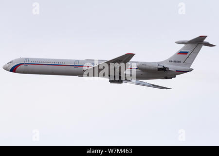 Novosibirsk, Russia - Aprile 3, 2019: Ilyushin IL-62M RA-86559 Rossiya - Volo speciale nel cielo dopo il decollo dall'aeroporto internazionale Tolmac Foto Stock