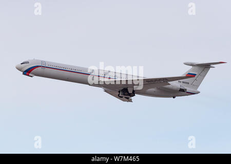 Novosibirsk, Russia - Aprile 3, 2019: Ilyushin IL-62M RA-86559 Rossiya - Volo speciale nel cielo dopo il decollo dall'aeroporto internazionale Tolmac Foto Stock