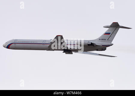 Novosibirsk, Russia - Aprile 3, 2019: Ilyushin IL-62M RA-86559 Rossiya - Volo speciale nel cielo dopo il decollo dall'aeroporto internazionale Tolmac Foto Stock