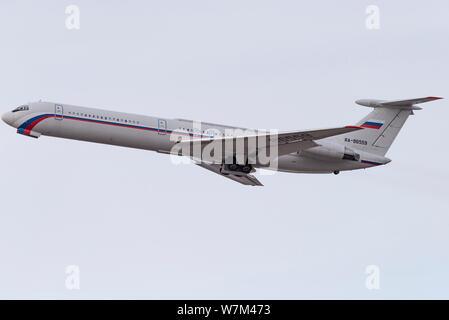 Novosibirsk, Russia - Aprile 3, 2019: Ilyushin IL-62M RA-86559 Rossiya - Volo speciale nel cielo dopo il decollo dall'aeroporto internazionale Tolmac Foto Stock