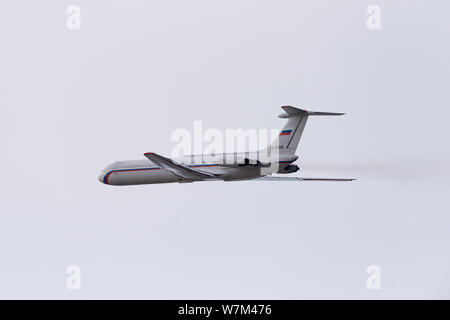 Novosibirsk, Russia - Aprile 3, 2019: Ilyushin IL-62M RA-86559 Rossiya - Volo speciale nel cielo dopo il decollo dall'aeroporto internazionale Tolmac Foto Stock